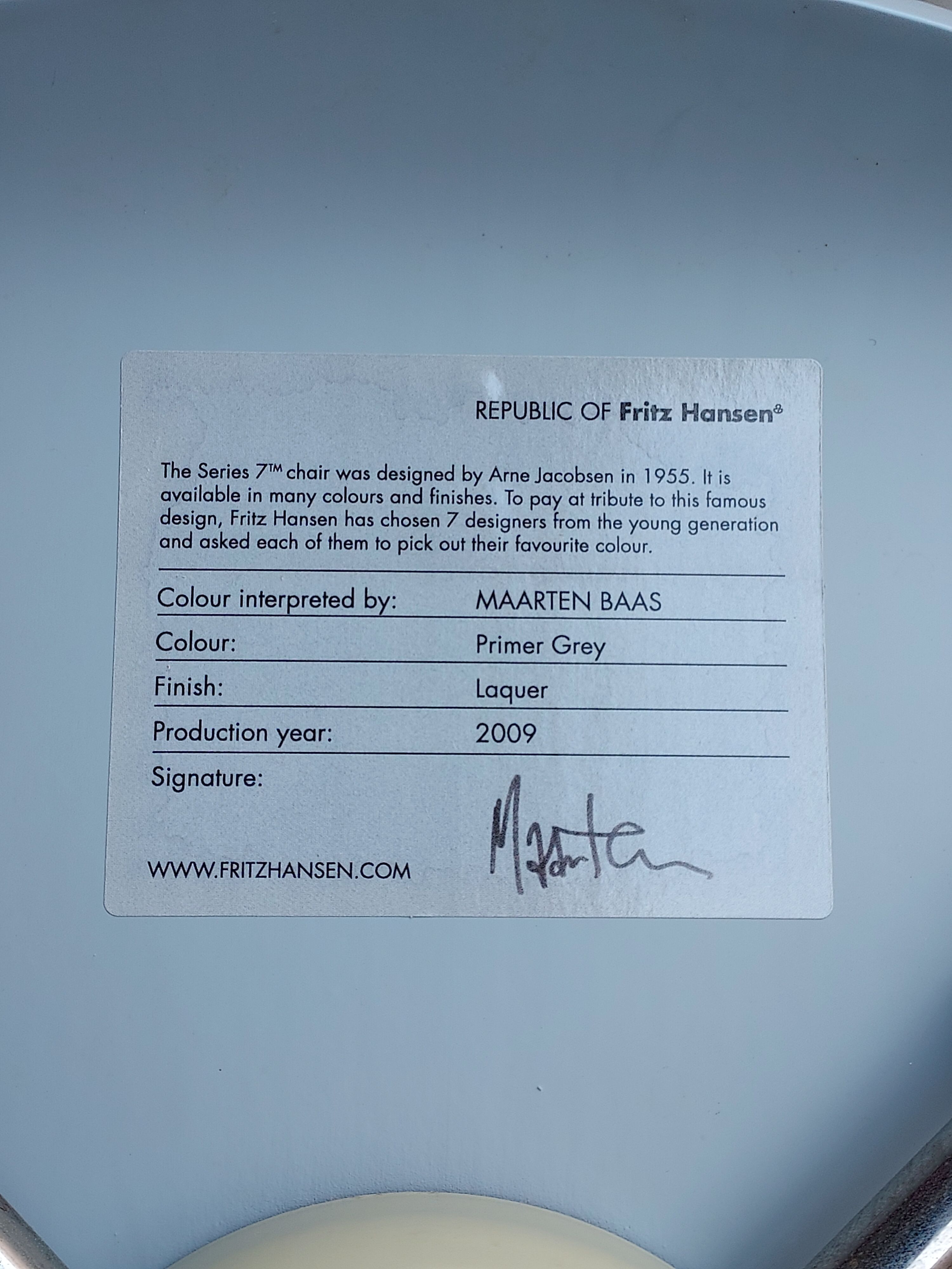 Butterfly serie 7 chair with primer grey colour by Arne Jacobsen