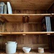 Bibliothèque en bois rénovée