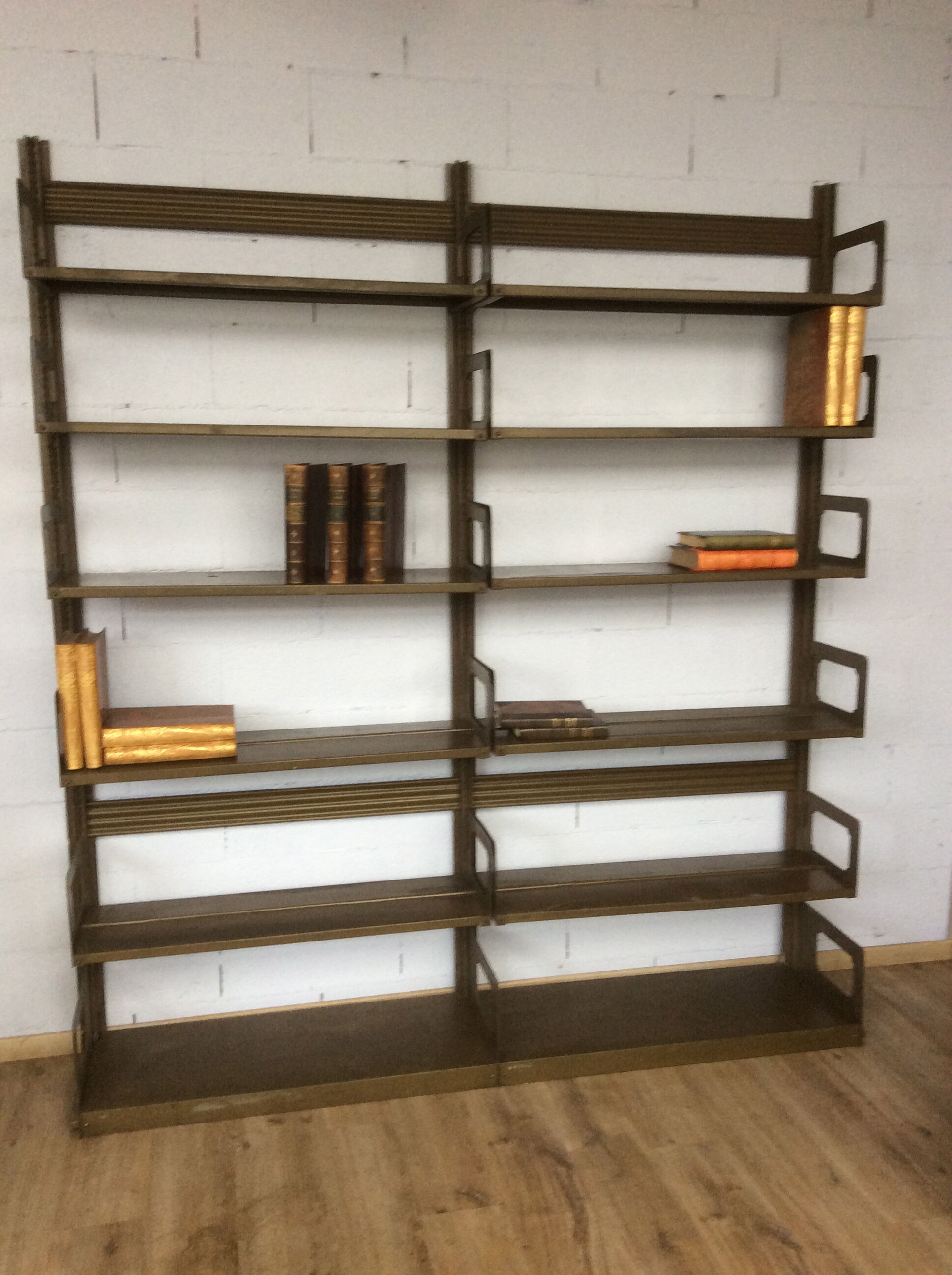 Former Strafor double shelf 30s