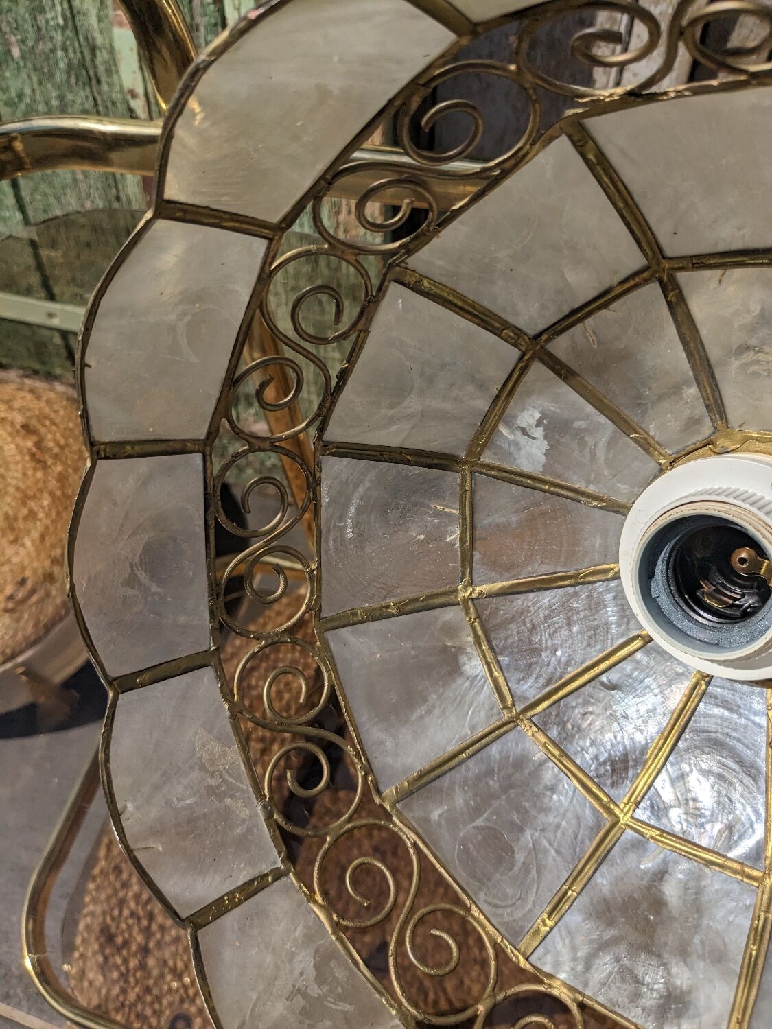 Vintage suspension in mother-of-pearl and brass