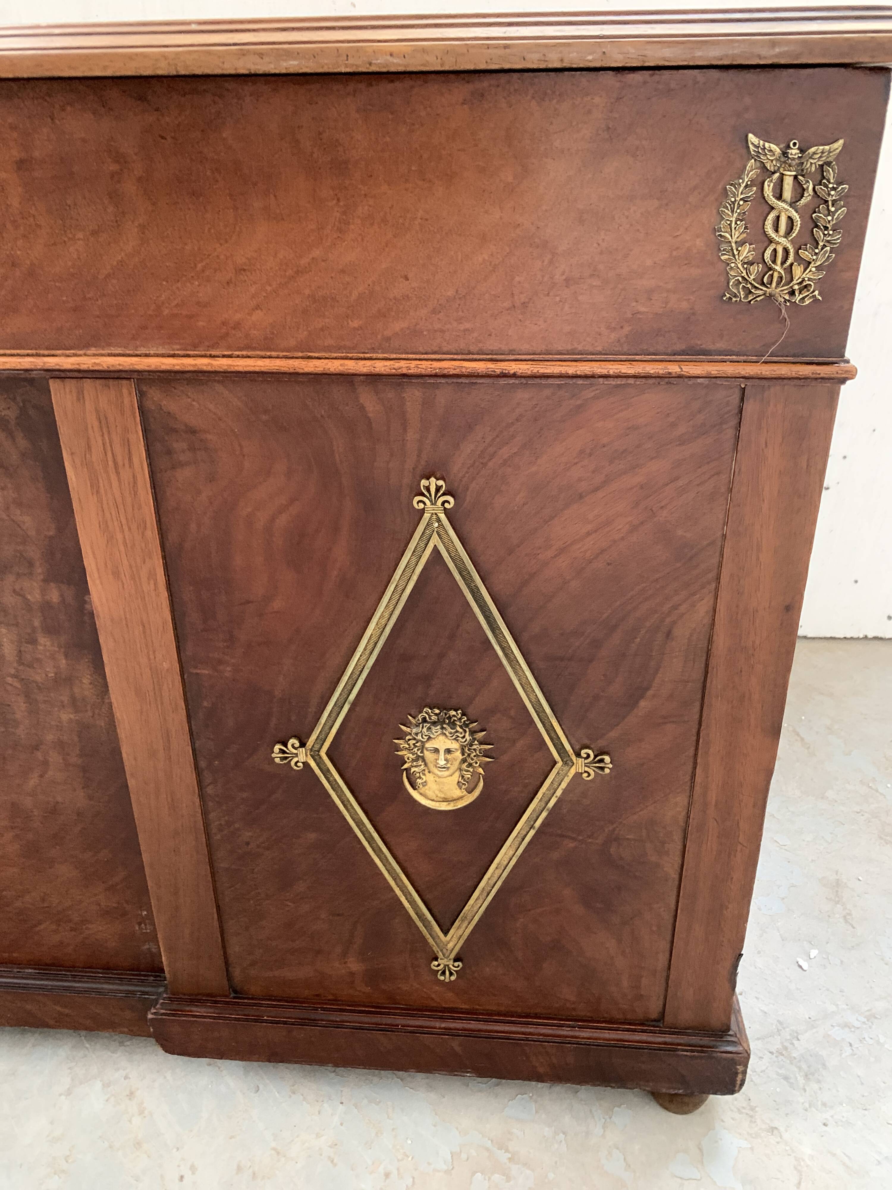 Bureau a caissons de style Empire en acajou et placage XX siècle
