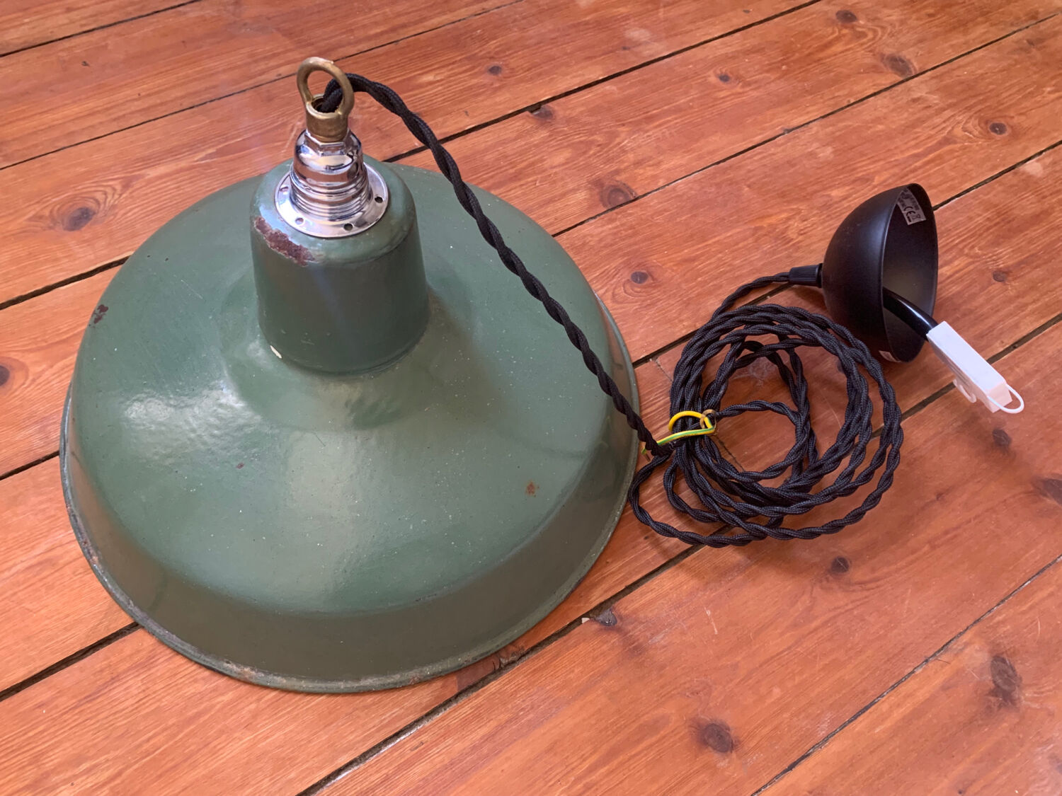 Green metal workshop pendant lamp