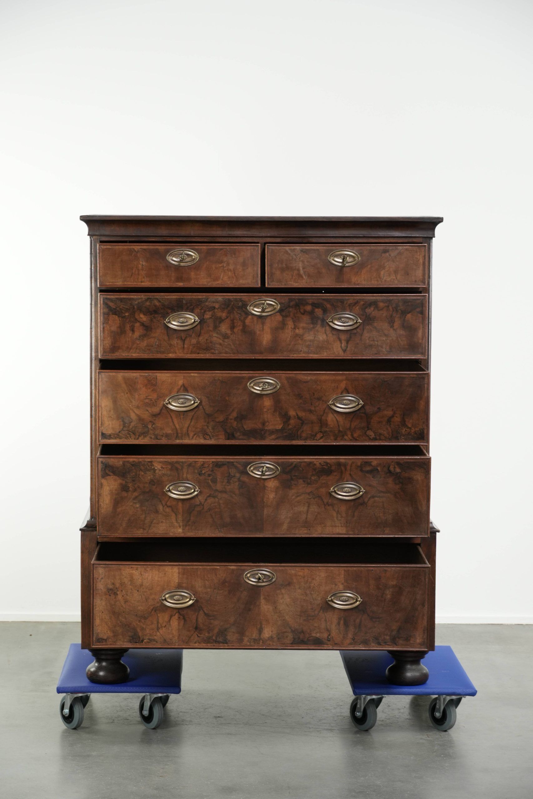 Large antique English oak double chest of drawers from the 18th century