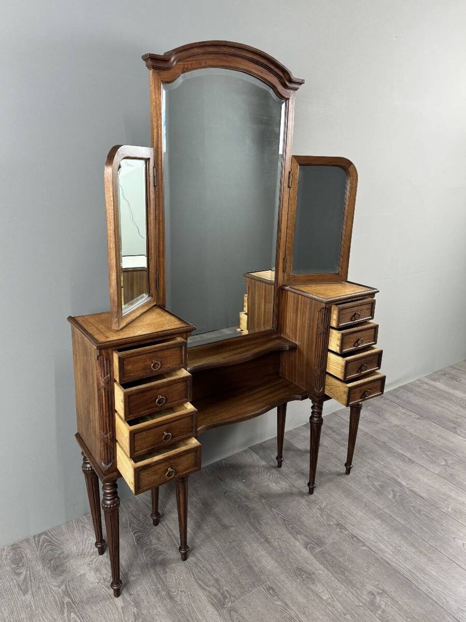 Coiffeuse avec miroir triptyque de style Louis XVI, XXe siècle