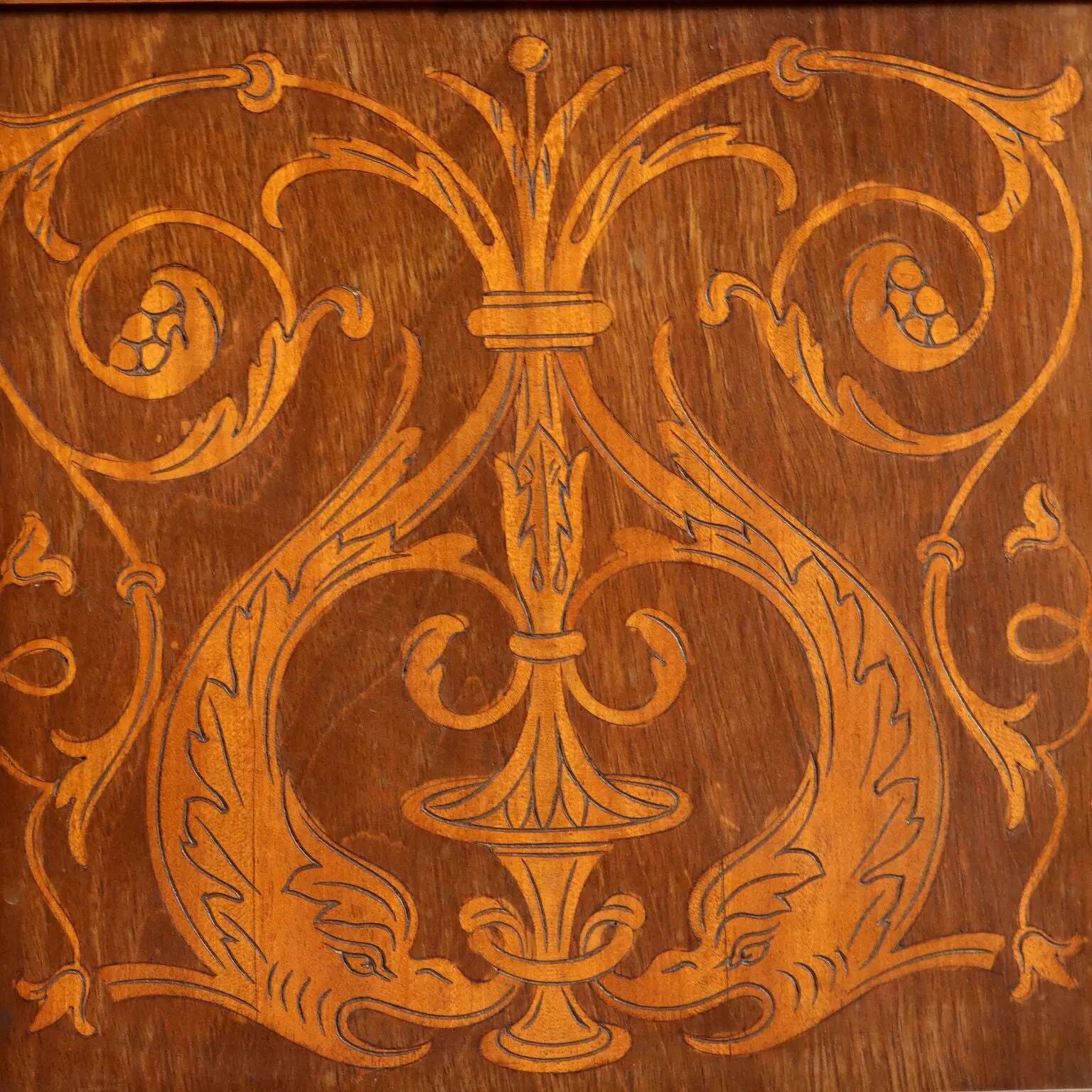 Buffet ancien néo-Renaissance en noyer avec incrustations d’érable, XXe siècle