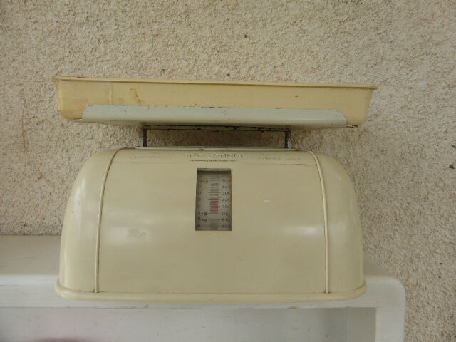 Beige vintage 1950 testut scale