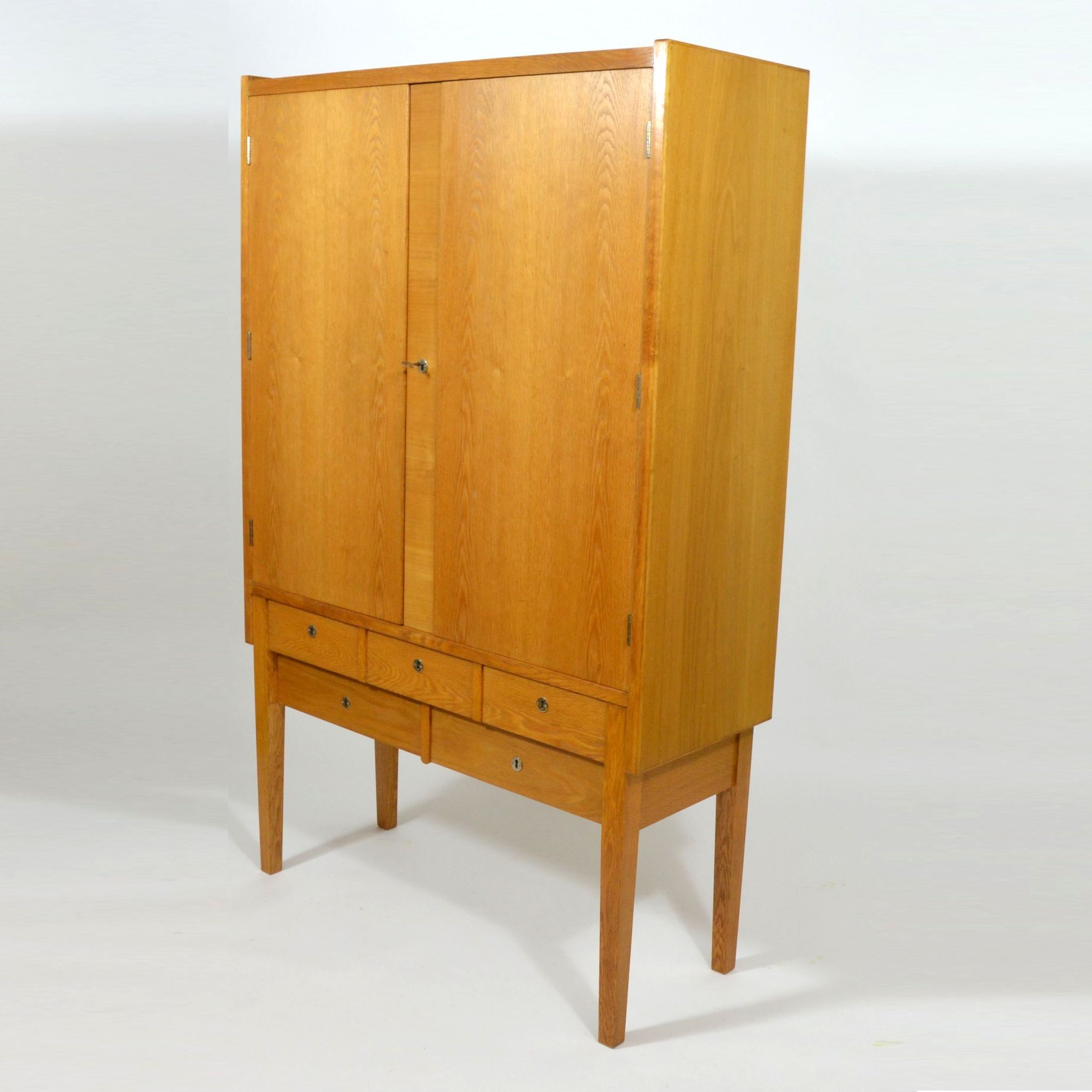 Armoire de placage en chêne original, faite sur commande conception, Tchécoslovaquie années 1980