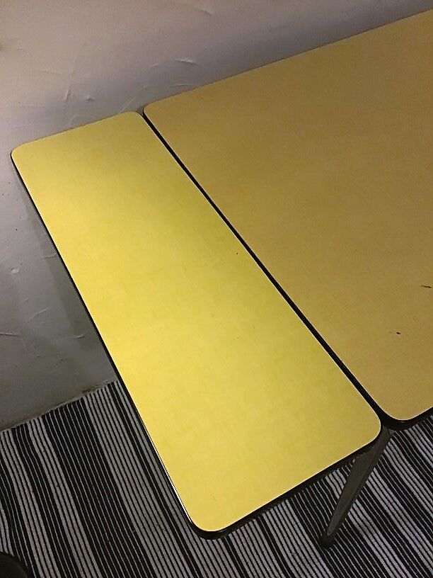 Table formica yellow and 2 red chairs
