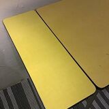 Table en formica jaune et 2 chaises rouges