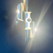 Lampe design en métal avec quatre ampoules argentées