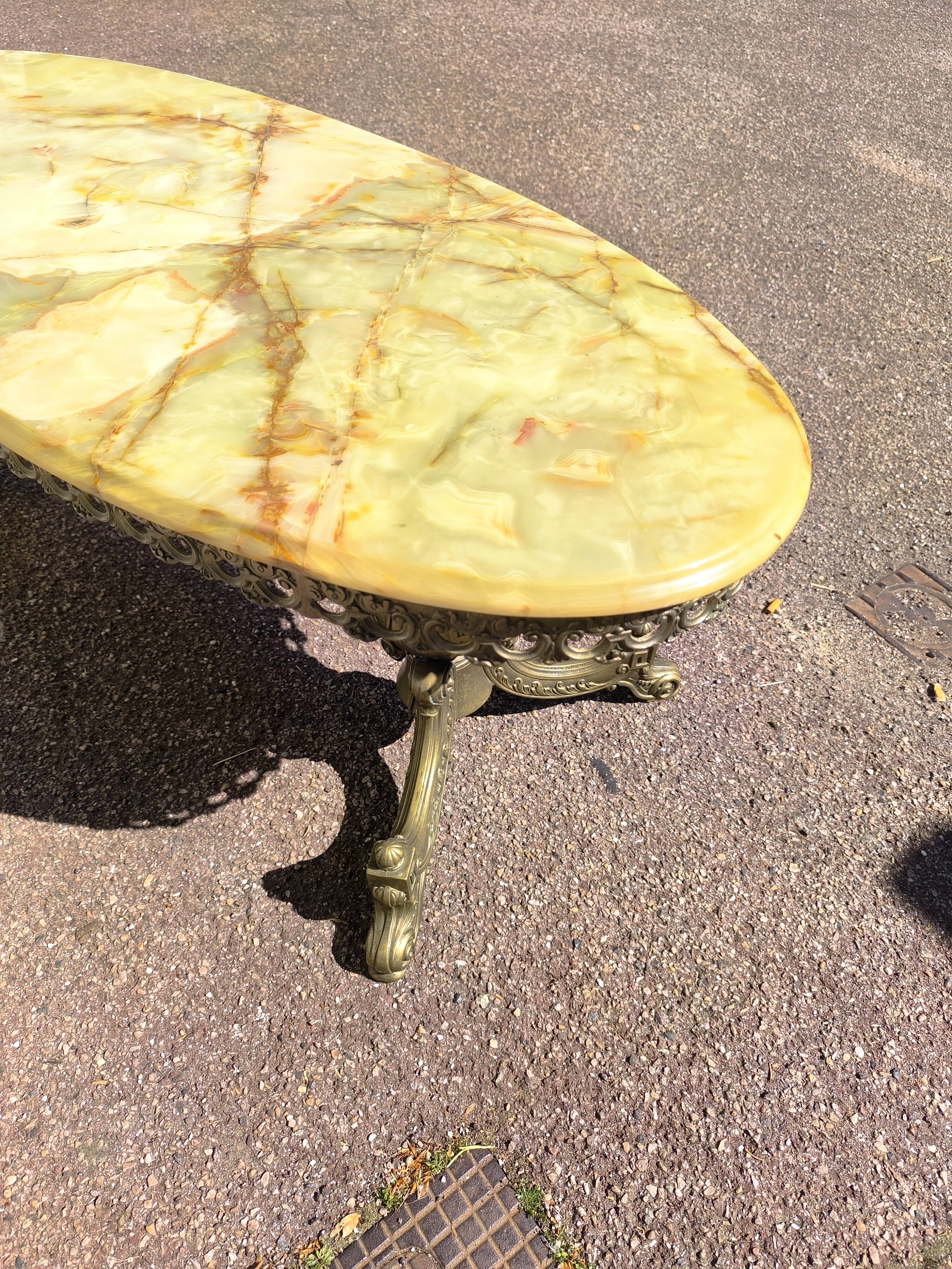 Table basse en marbre et laiton