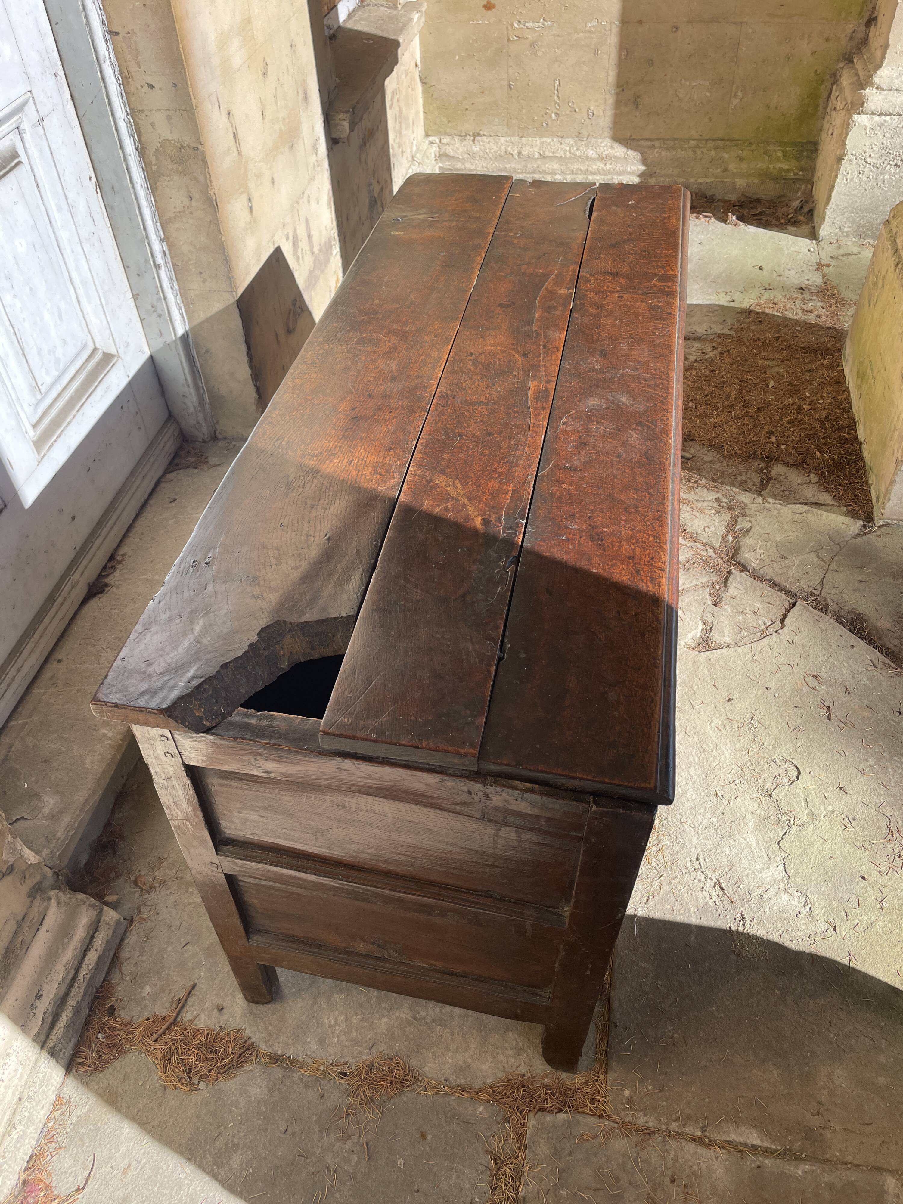 Grand coffre en chêne sculpté du 17ème siècle / coffre à couvertures vernaculaire