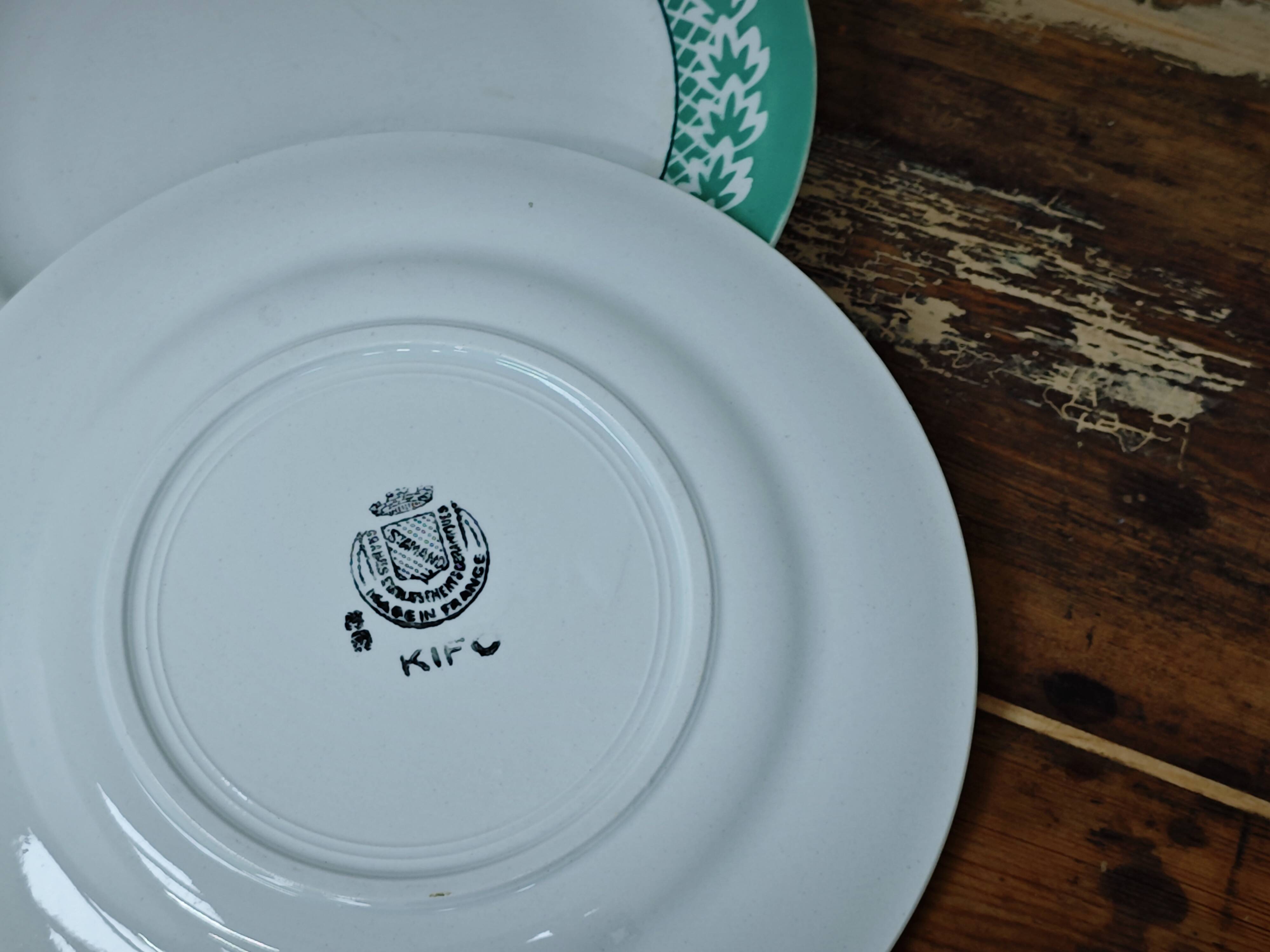 Set of 4 KIFO L'Amandinoise flat plates with green leaf design.