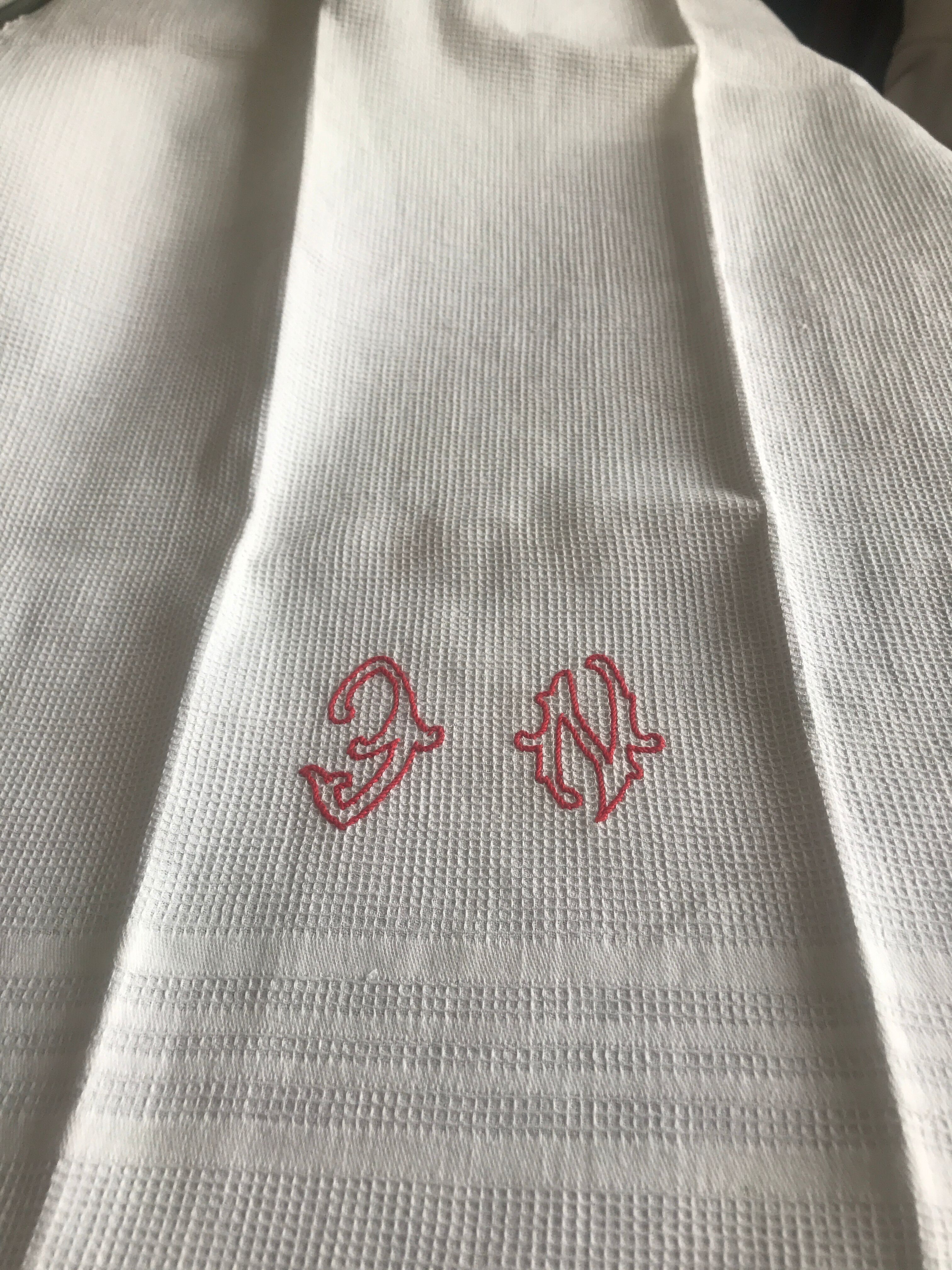 Serviette de toilette nid d’abeille initiales brodées