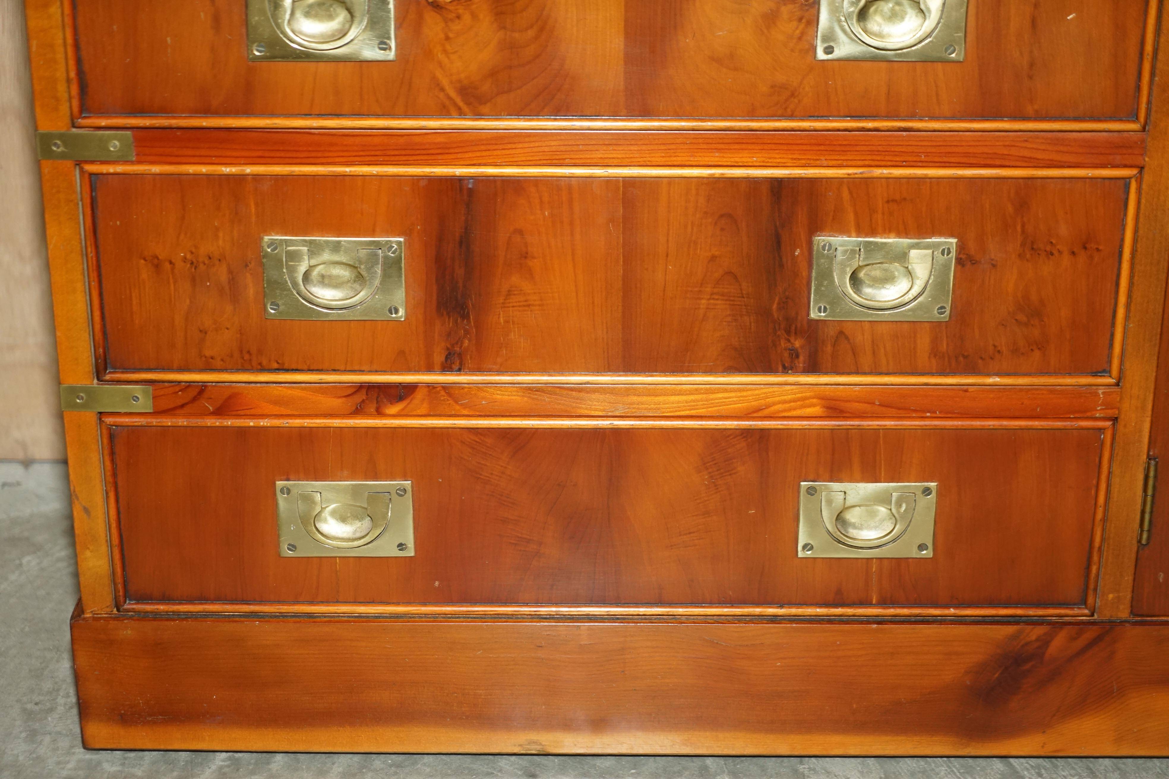 Buffet militaire vintage en bois d'if moucheté - Cabinet bar