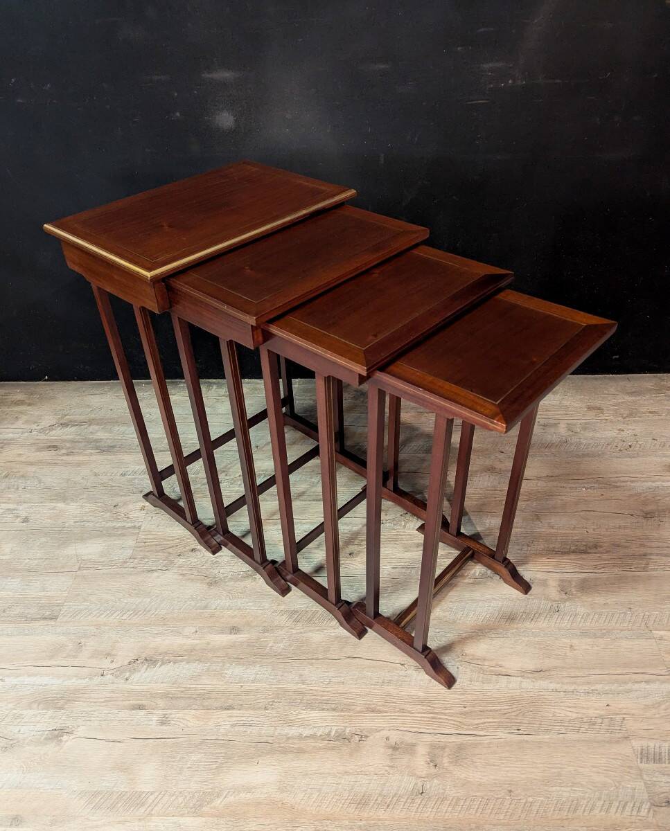 Série de 4 tables gigognes de style Louis XVI