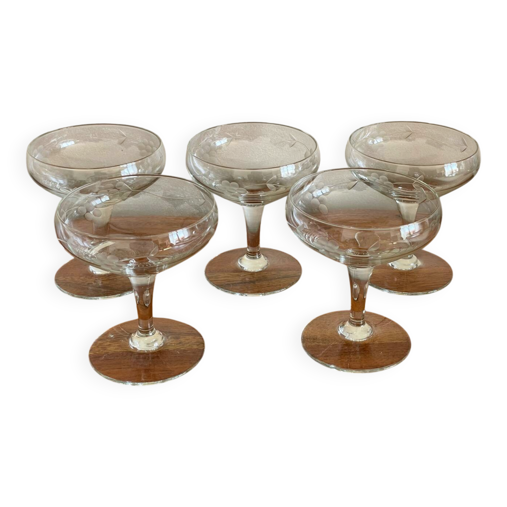 5 champagne glasses with flower decoration