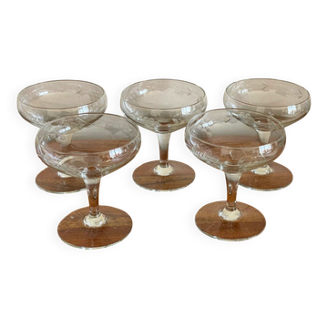 5 champagne glasses with flower decoration
