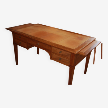 Bureau de style L.XVI en noyer