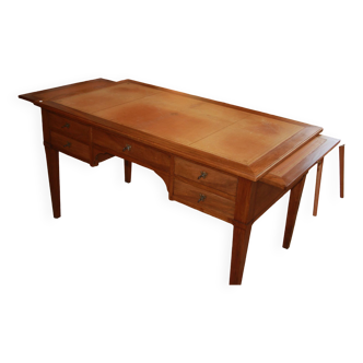 Bureau de style L.XVI en noyer