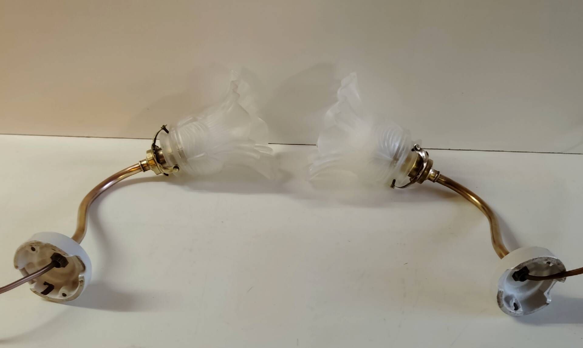 Swan neck wall lights in porcelain, brass and glass - mid 20th century.