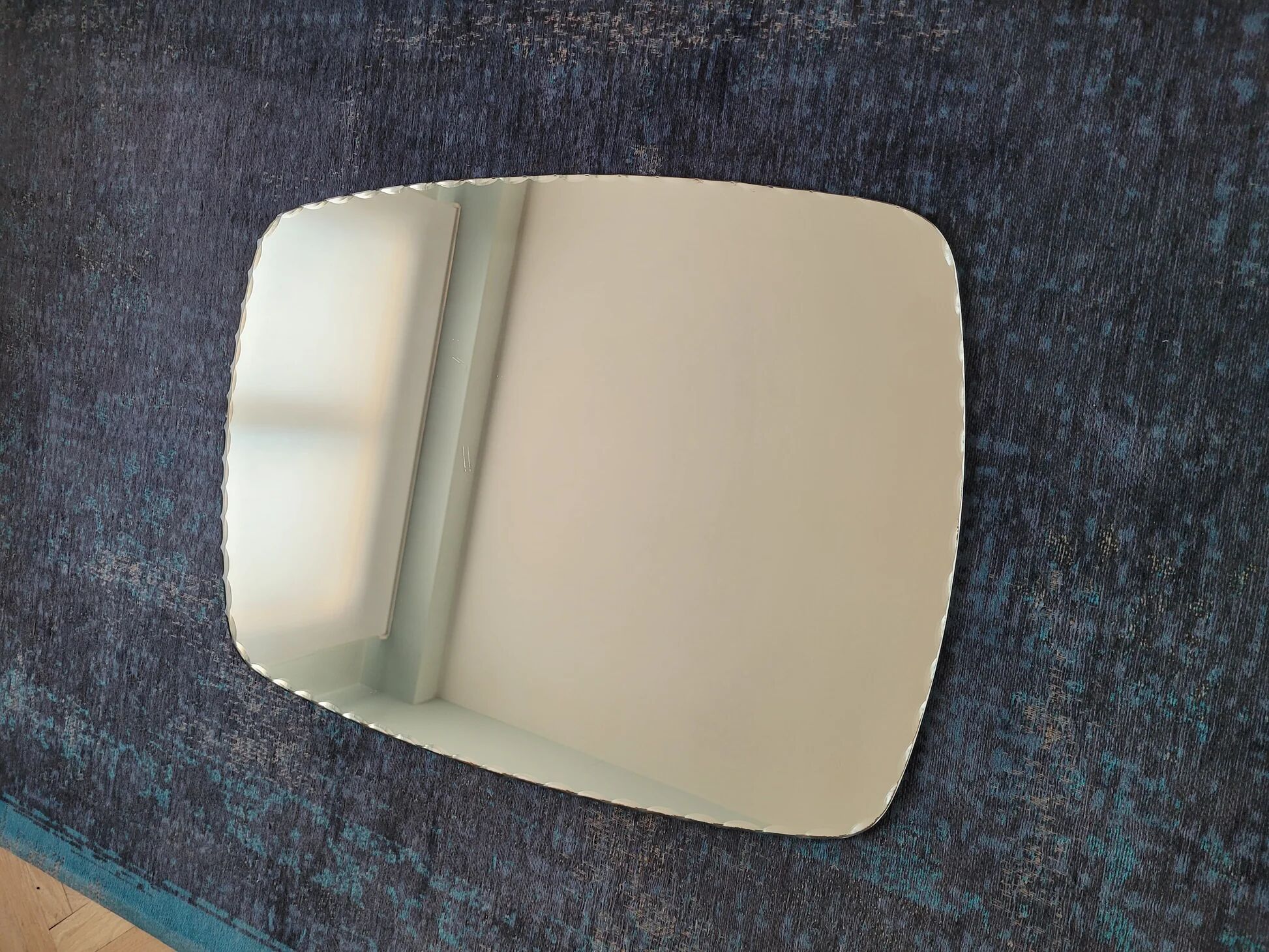 Miroir rectangulaire ancien à bords ciselés