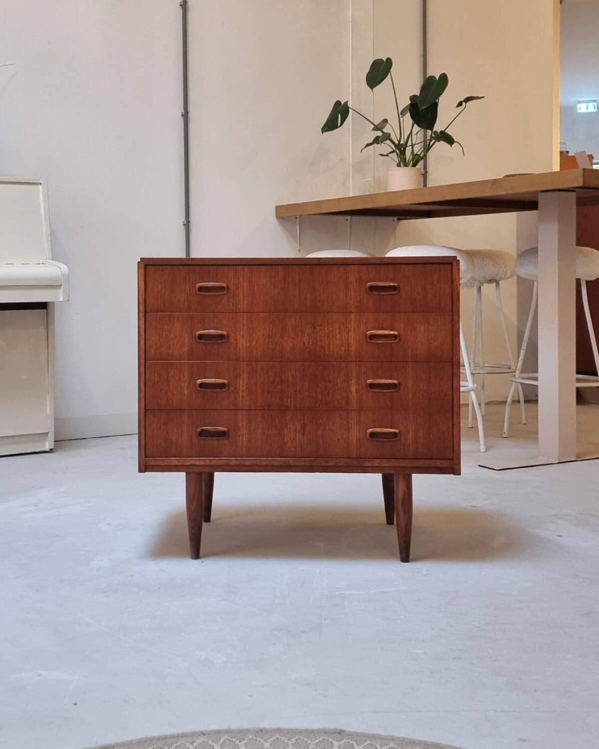 Commode à tiroirs du milieu du siècle