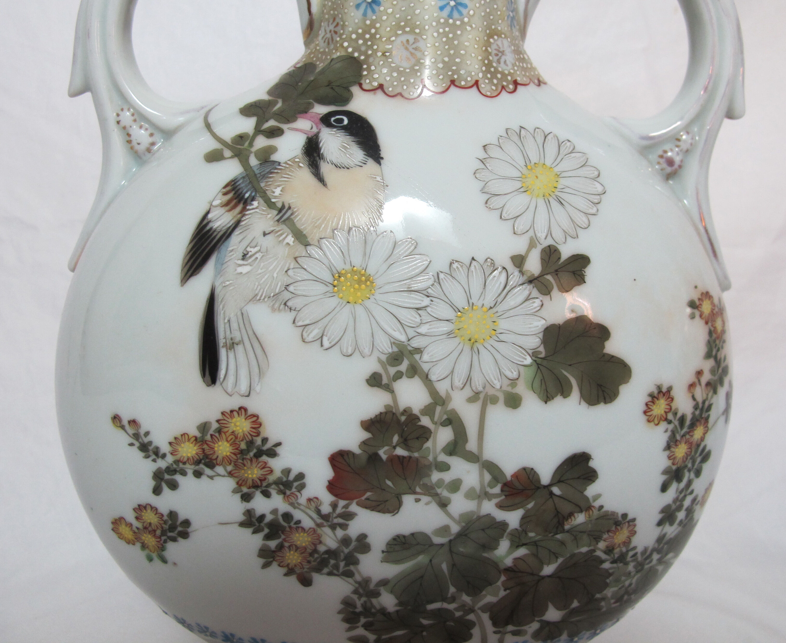 Gourd vase in Chinese or Japanese porcelain