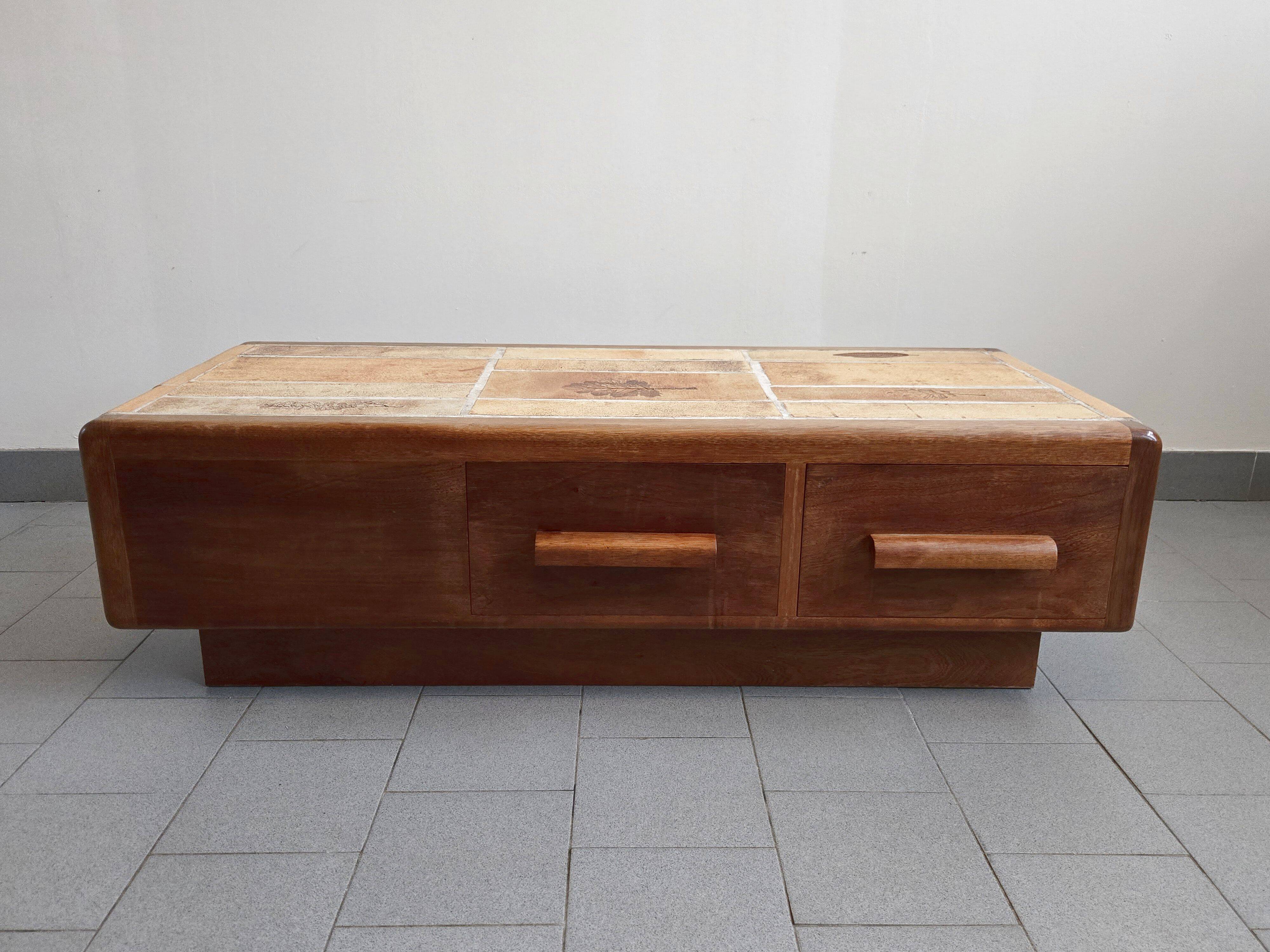 Vintage 1970 coffee table in solid oak & ceramic