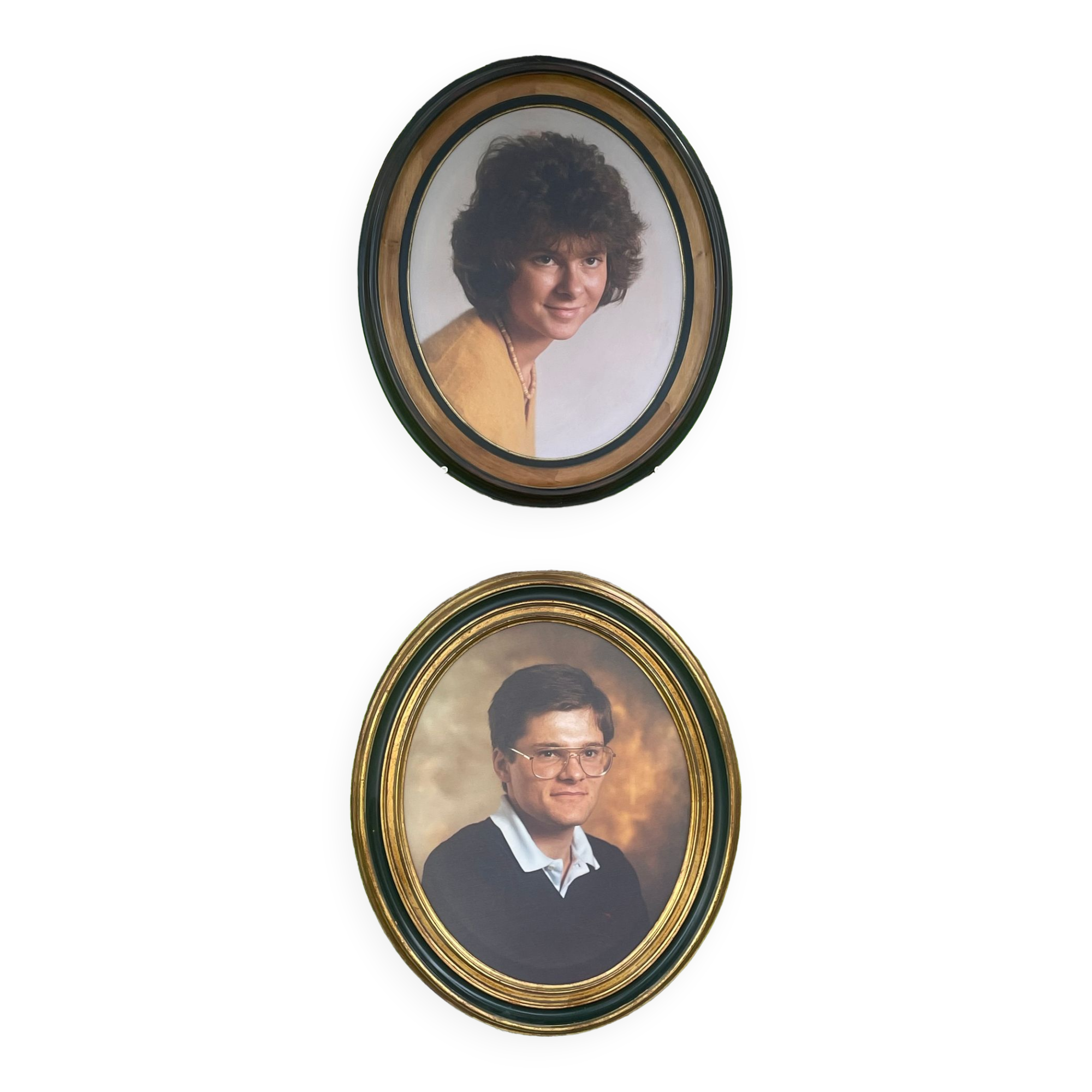 Set of 2 medallion frames in molded wood and canvas