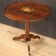 Table de salon anglaise en bois marqueté du XXème siècle