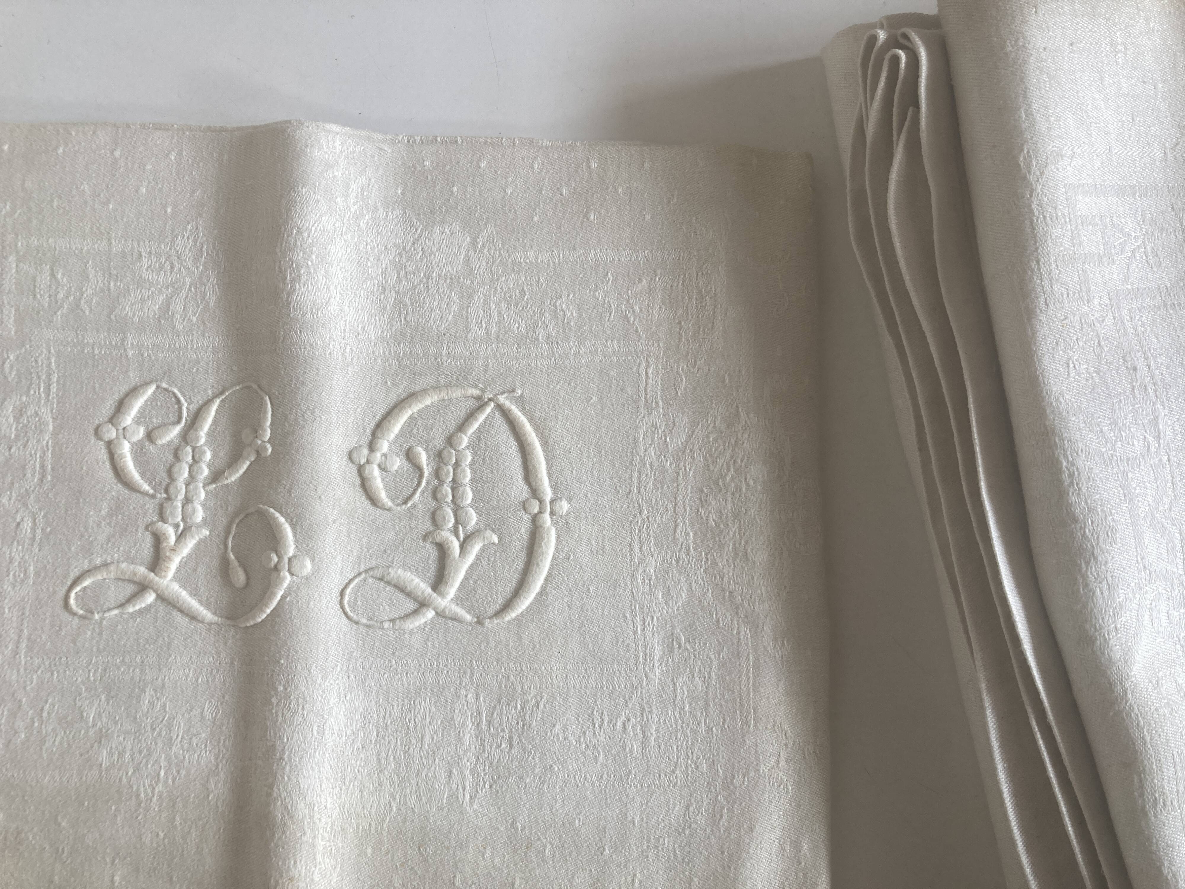 Nappe et 12 serviettes en damas de lin brodé LD 2,40m