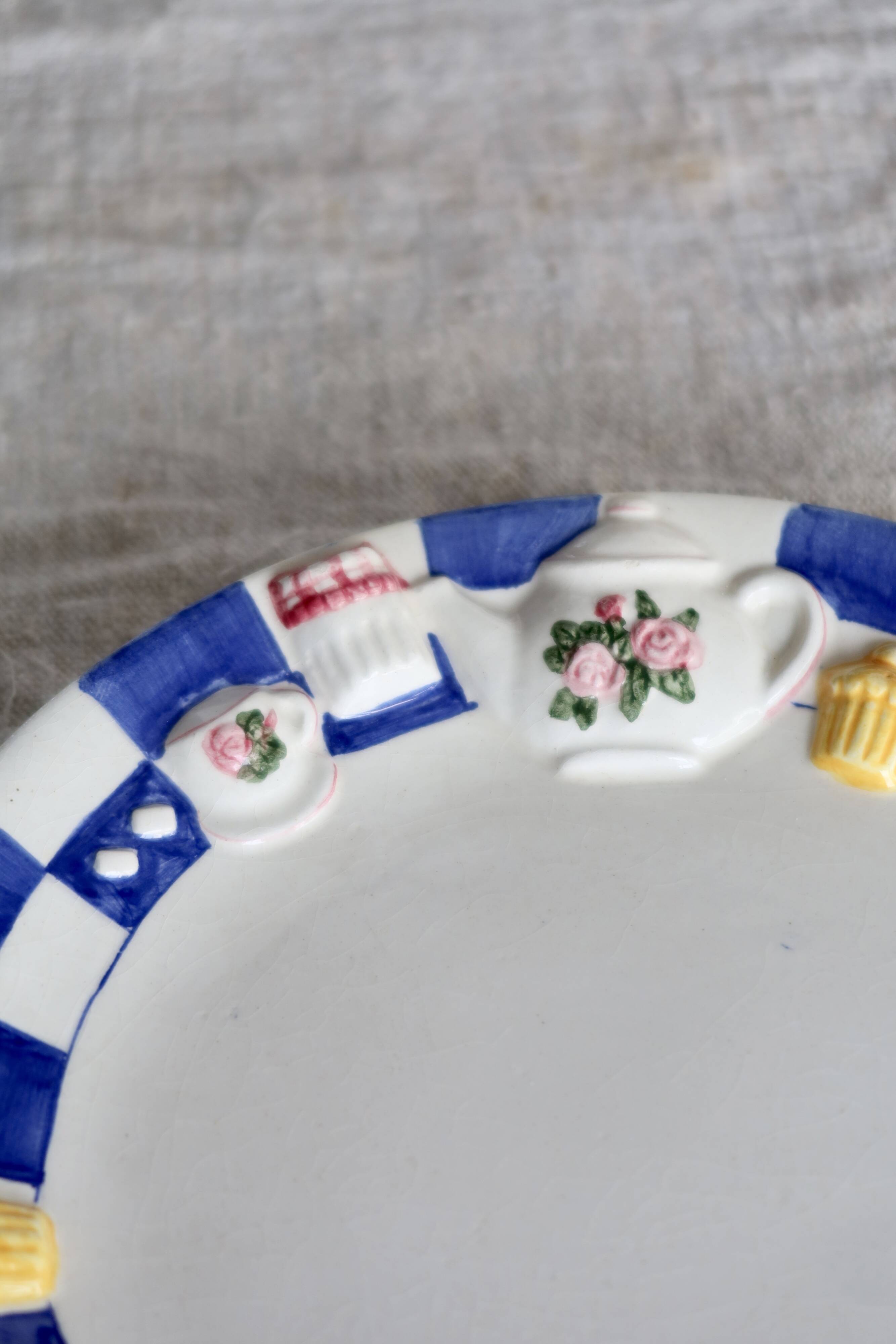 2 assiettes à dessert vintage en barbotine décor petit déjeuner