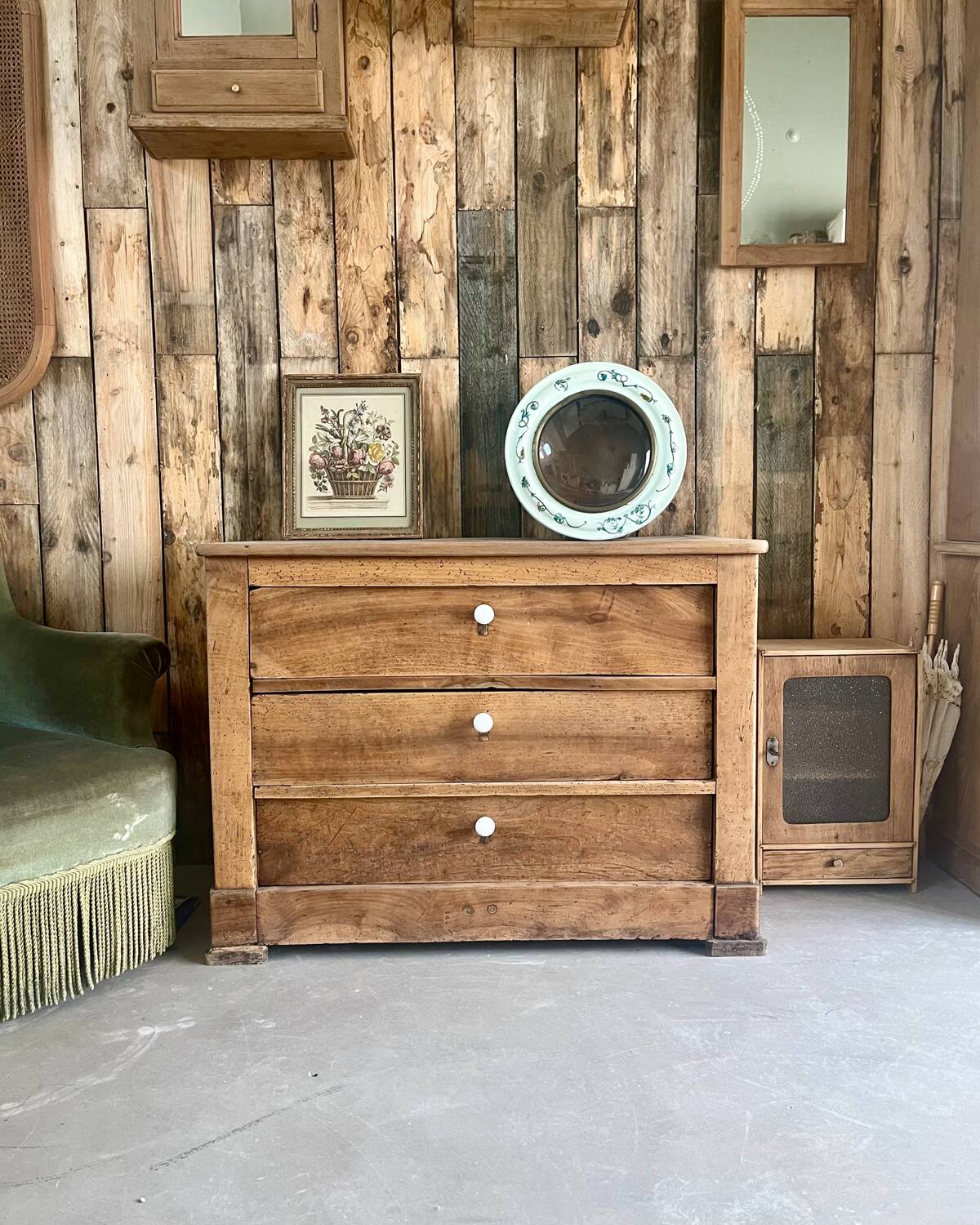 Walnut chest of drawers