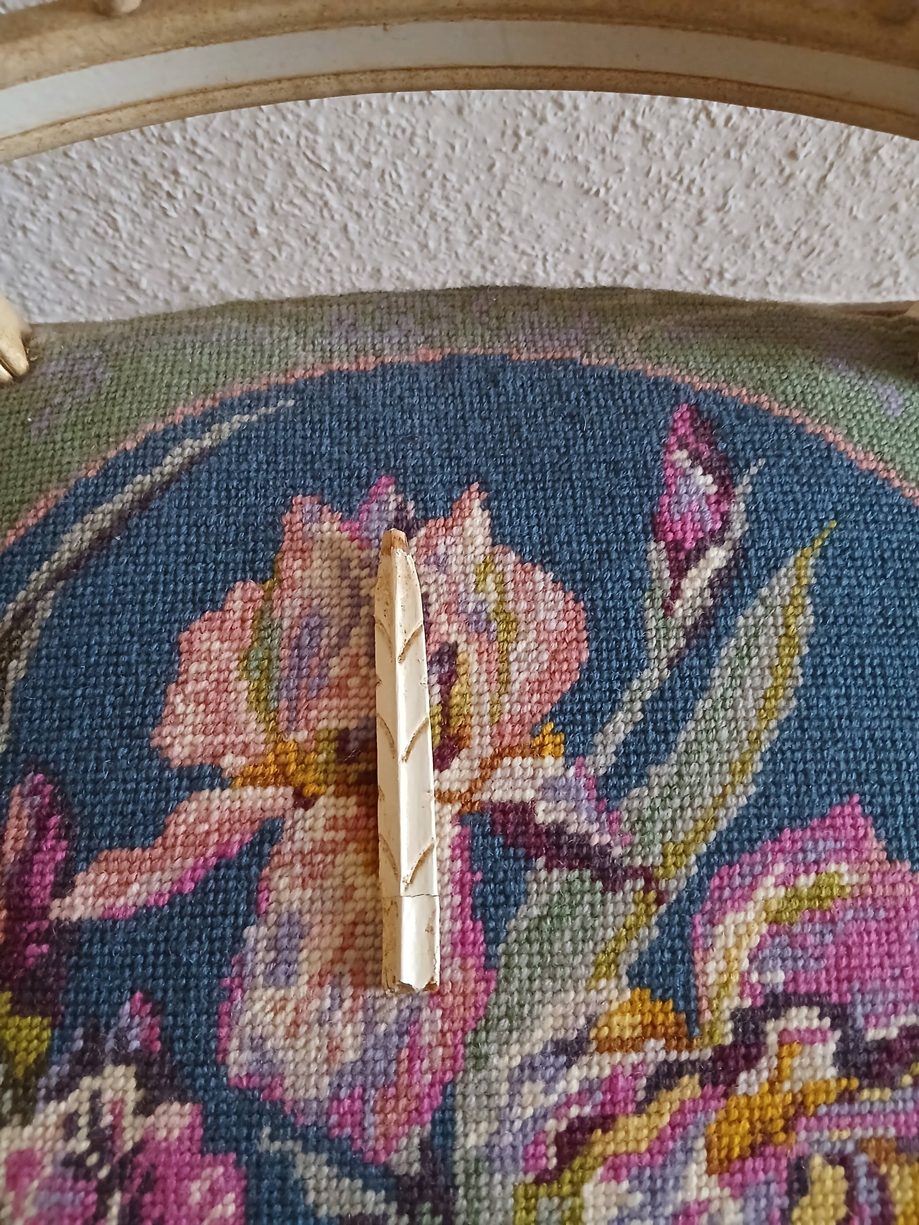 Nursing chair with iris pattern seat