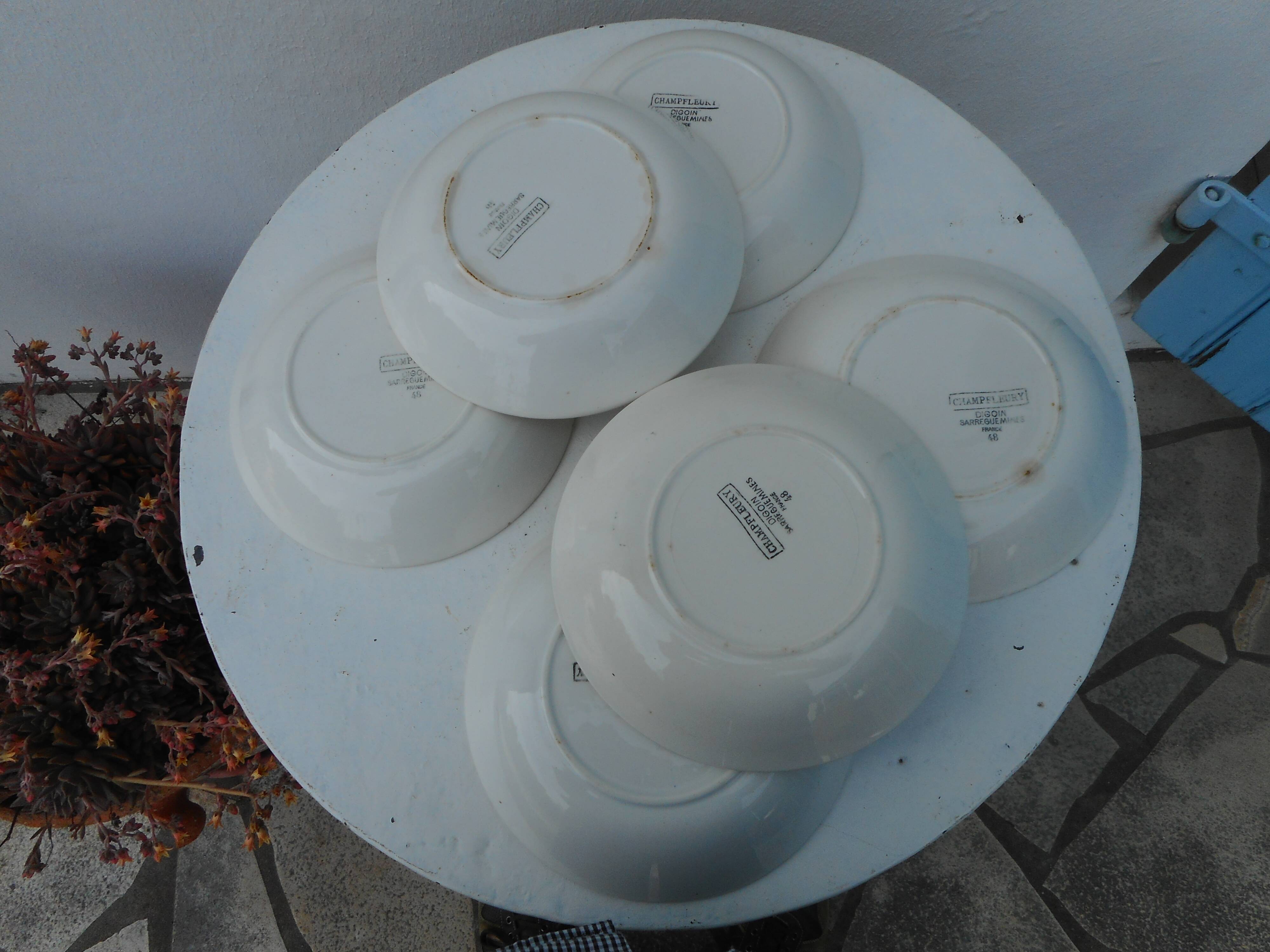 Set of six hollow plates "cap" in earthenware