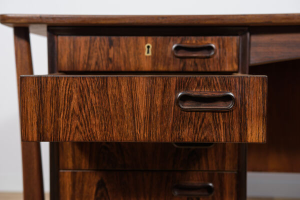 Bureau en palissandre danois de style mid-century moderne par Svend Åge Madsen pour H.P. Hansen, Danemark, années 1960.