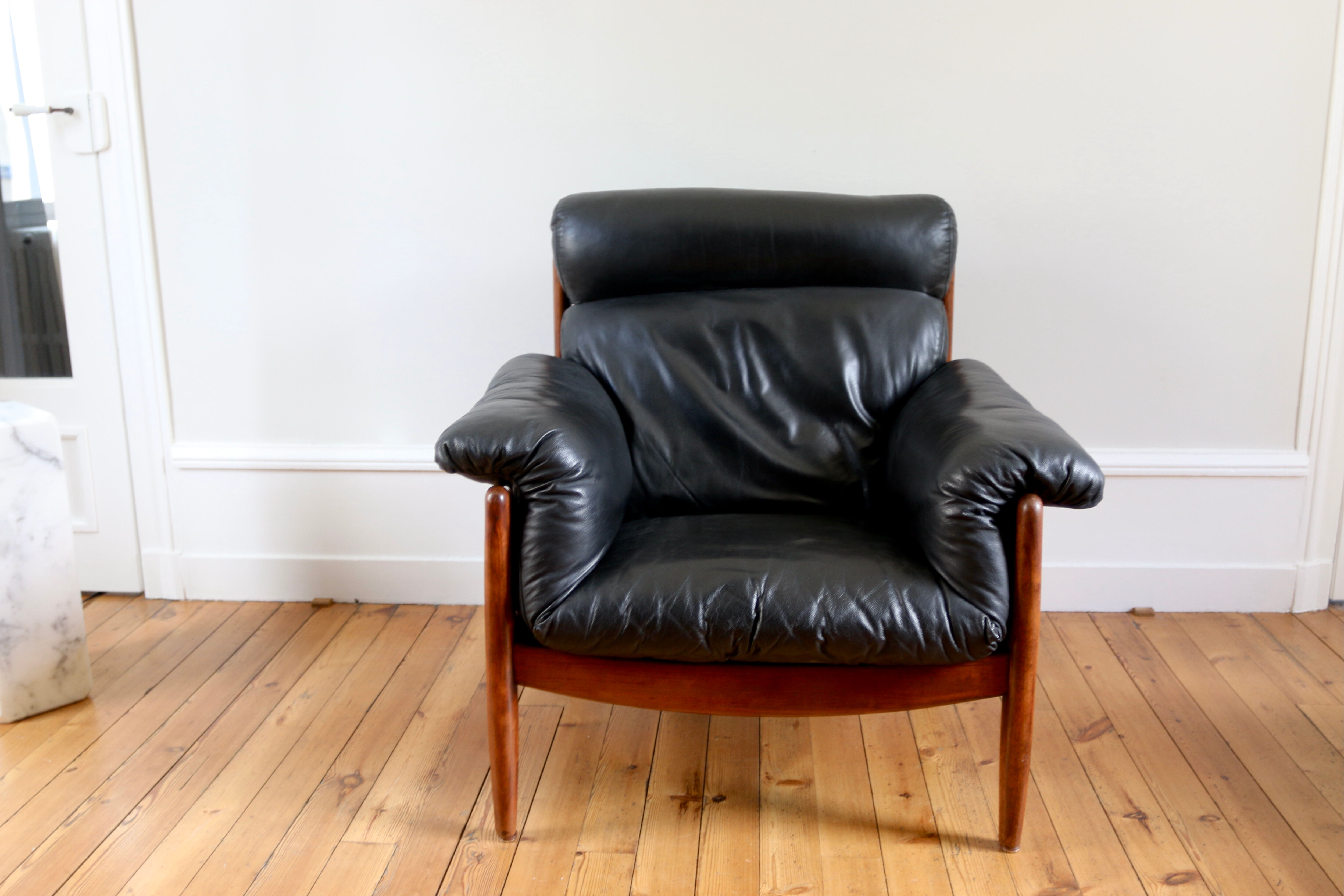 Fauteuil lounge et ottoman scandinave vintage cuir 1960
