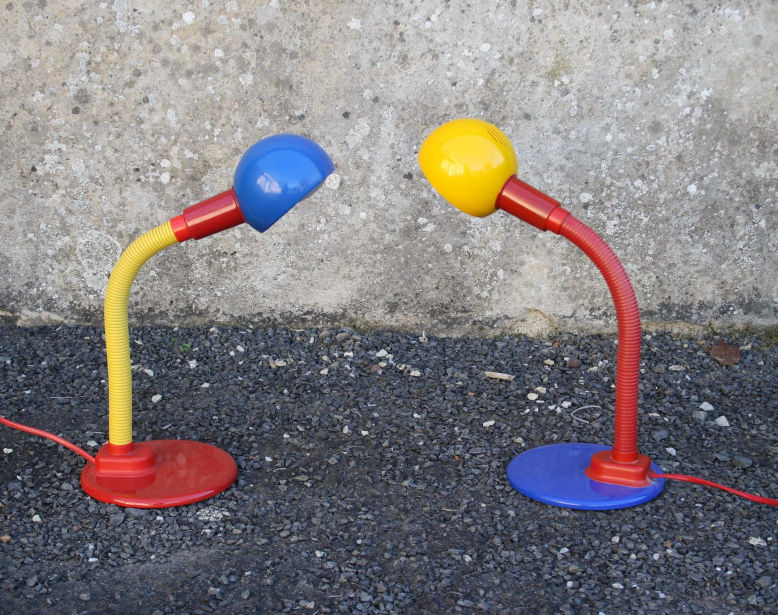 Deux lampes de bureau des années 80/90 en couleurs primaires