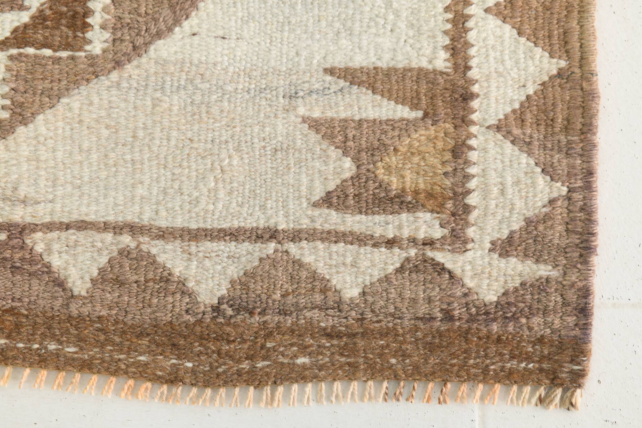 Tapis kilim ancien en laine – style bohème, motifs ethniques sur fond clair