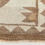 Tapis kilim ancien en laine – style bohème, motifs ethniques sur fond clair