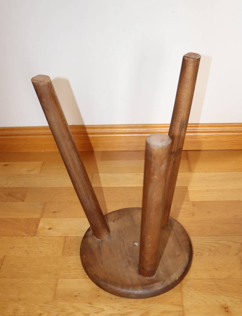 Paire de tabourets tripodes en bois teinté