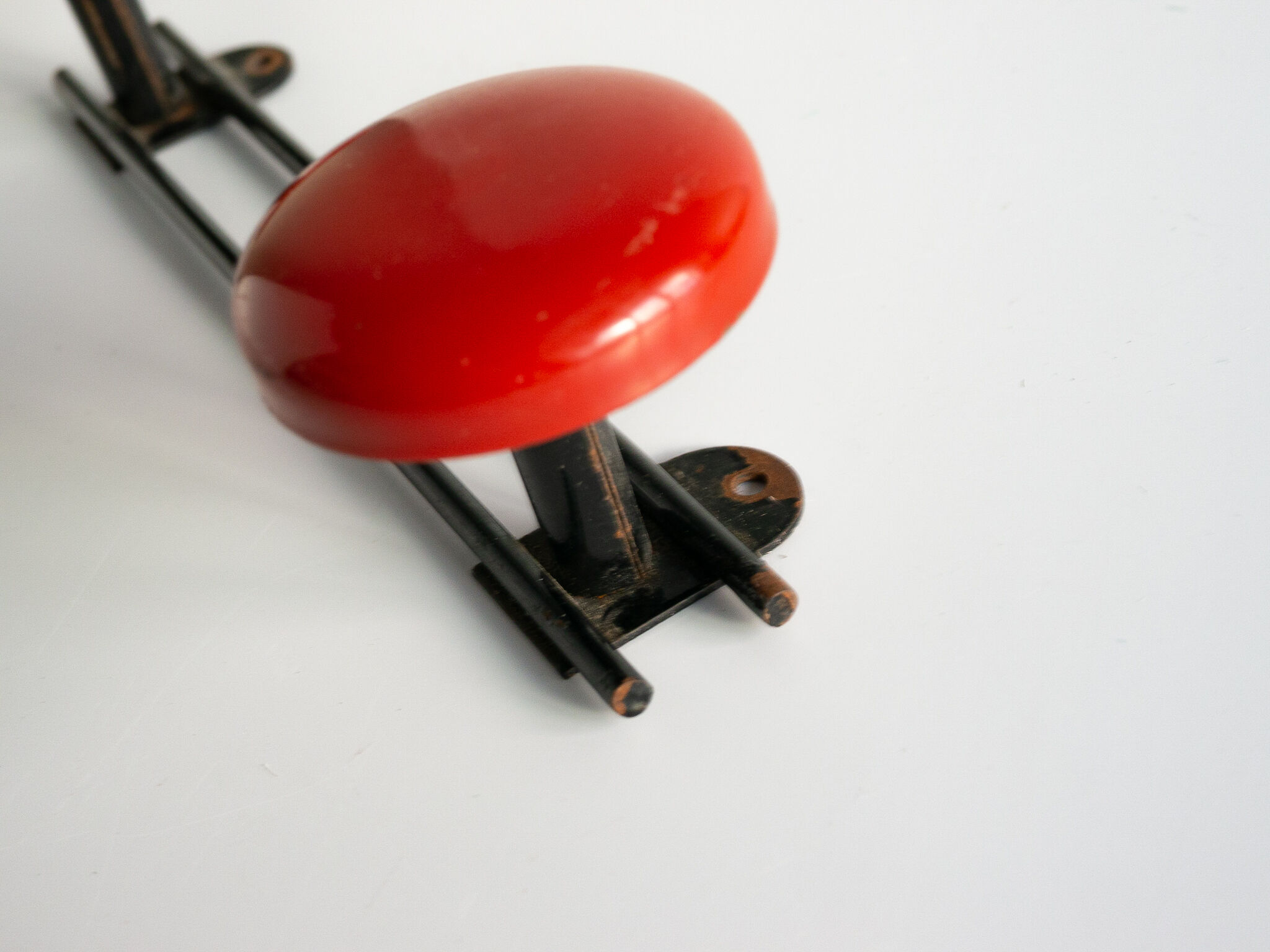 Black and red patère