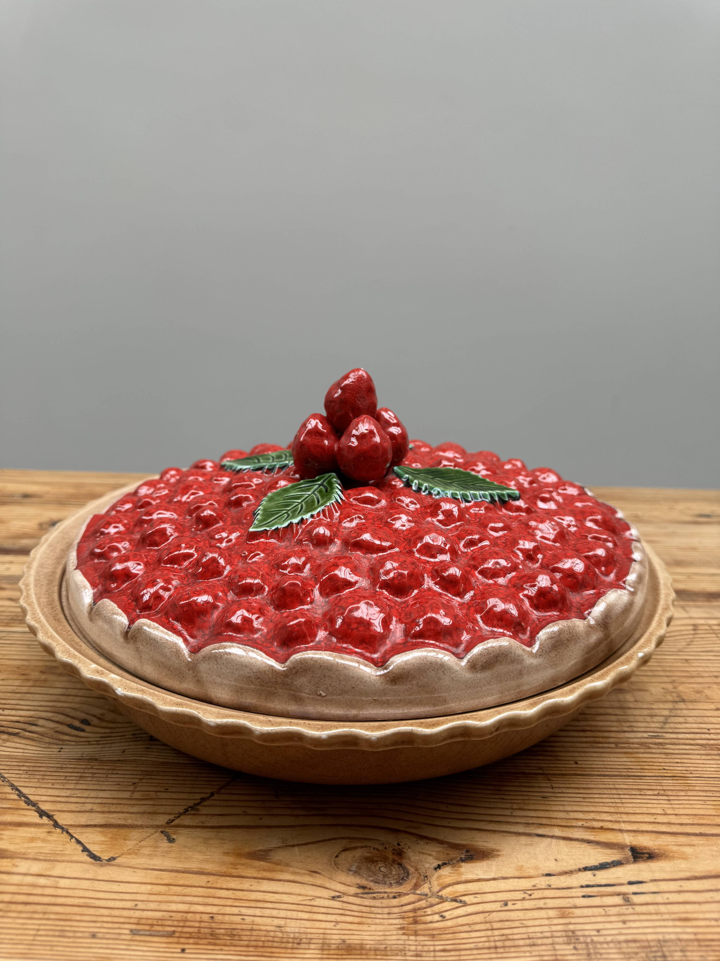A trompe l’oeil strawberry pie dish