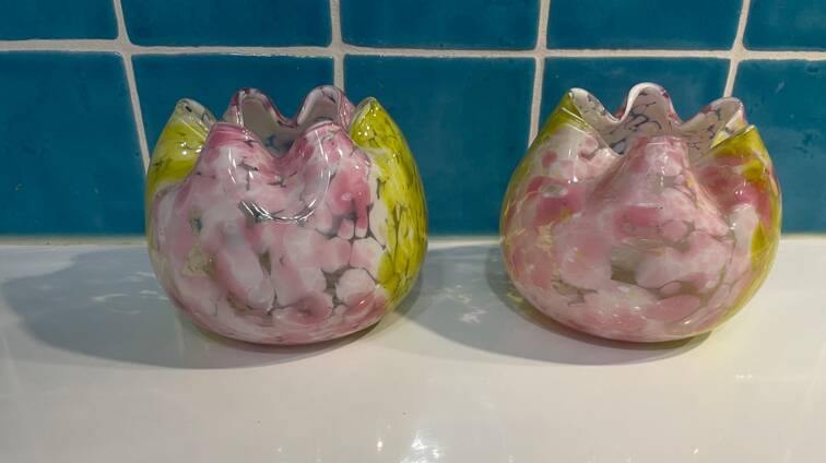 2 vases en verre soufflé datant des années 70