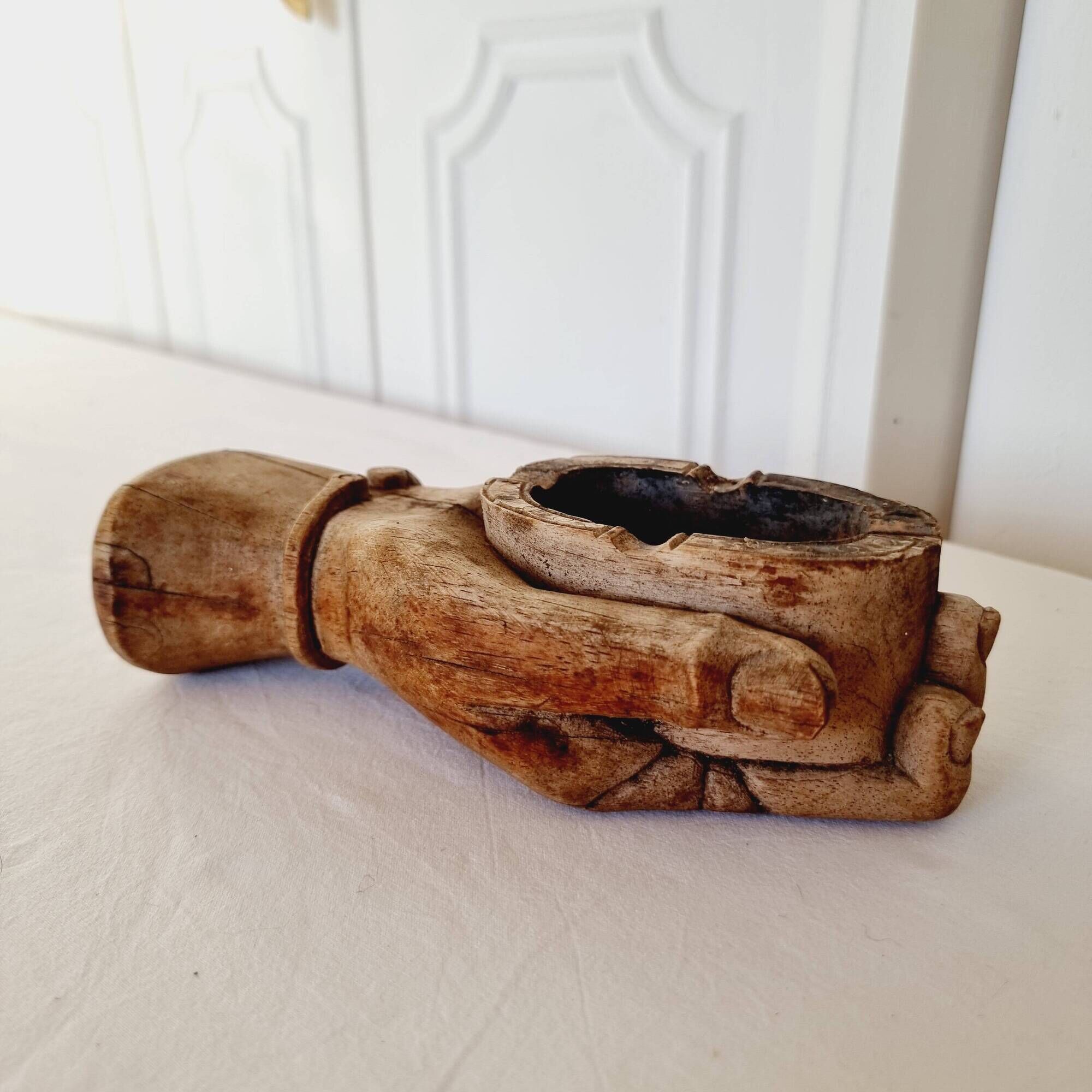 Étrange cendrier sculpté dans le bois et figurant la main sculptée très réaliste d'un Dieu hindou