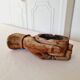 Étrange cendrier sculpté dans le bois et figurant la main sculptée très réaliste d'un Dieu hindou