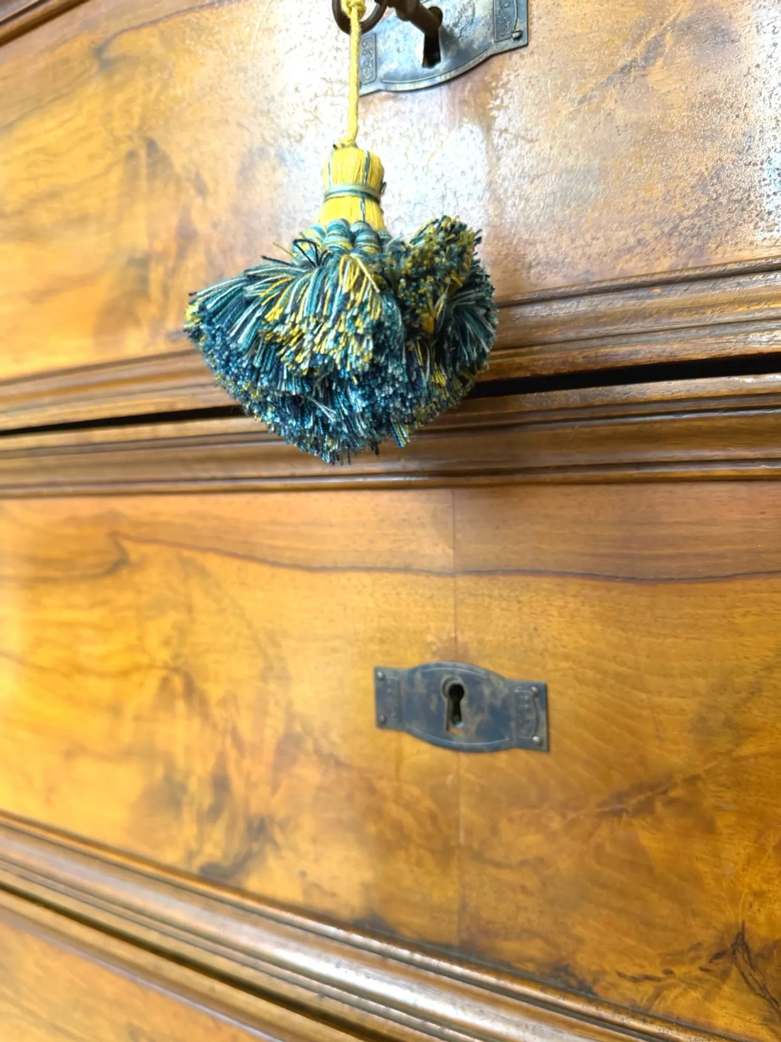 Elegant antique Italian chest of drawers, dating from the 20th century