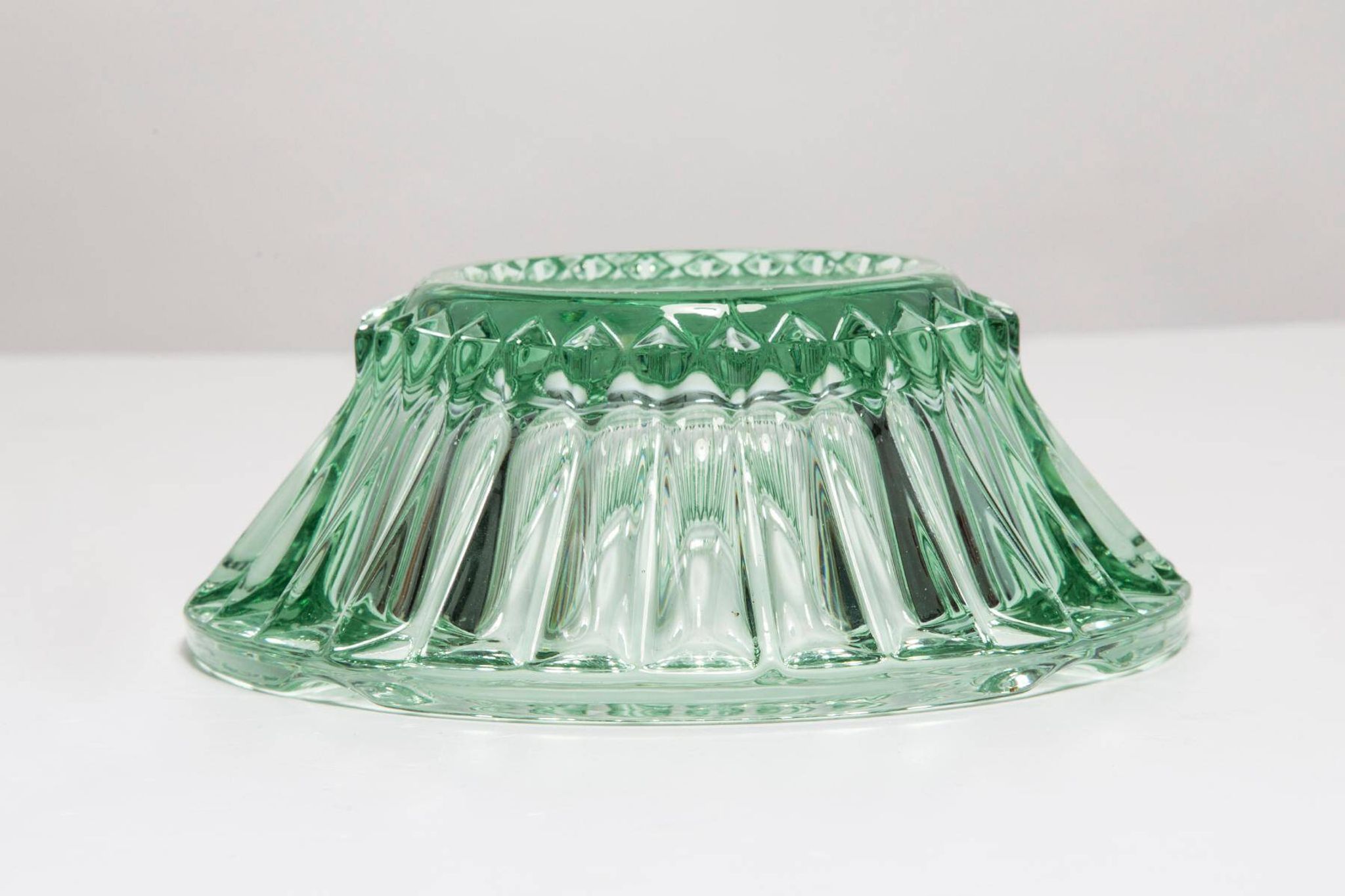Green crystal glass bowl ashtray, mid-century, Italy, 1970s.