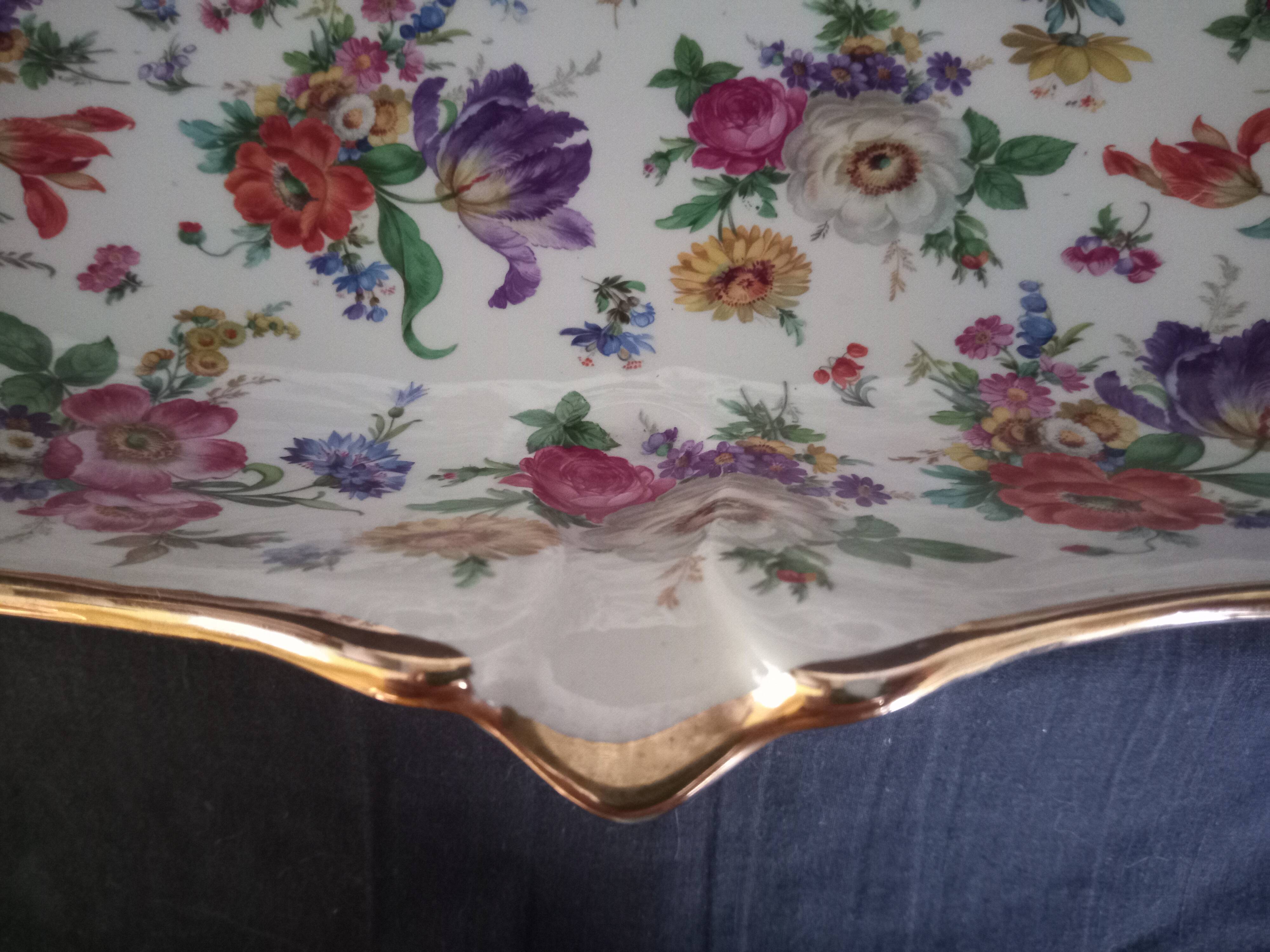 Boch Frères Keralux presentation dish with Saxony flowers